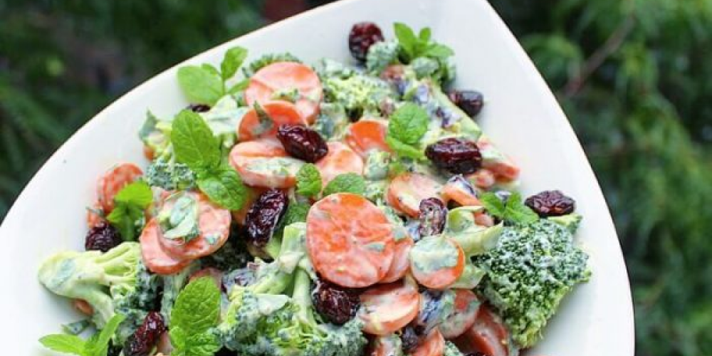 Cremet broccolisalat med tranebær