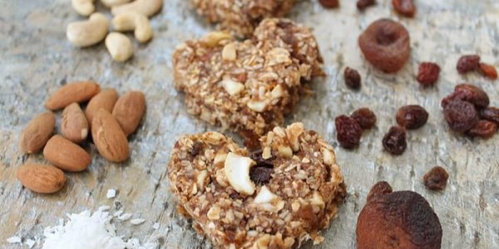 Raw abrikosbarer med grofthakkede cashewnødder