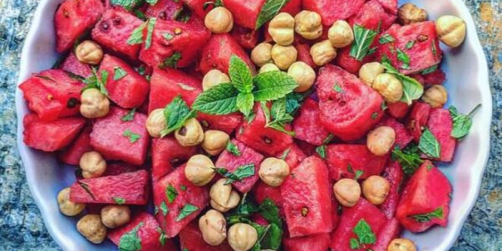 Billede af Forfriskende vandmelonsalat med ristede hasselnødder