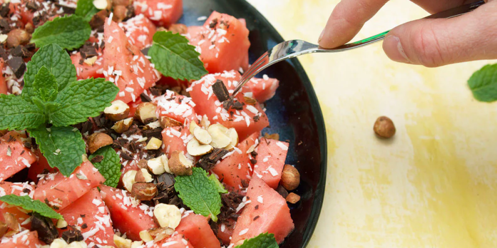 Farverig sommersnack-tallerken