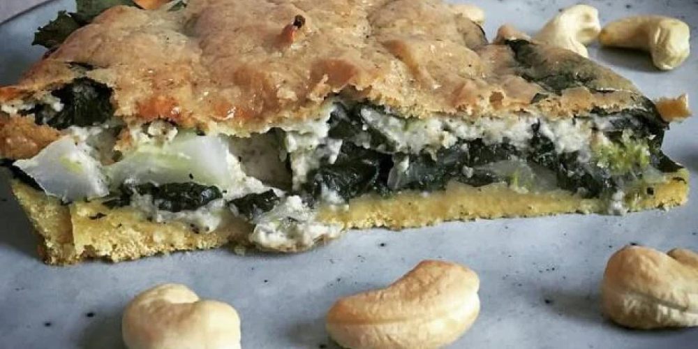 Spinattærte med cashew-sovs