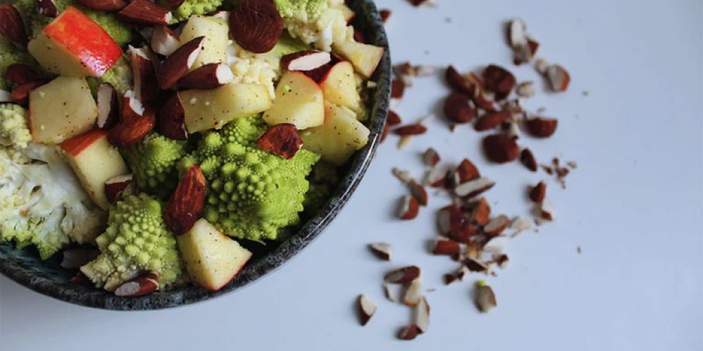 Romanescosalat med tamariristede mandler