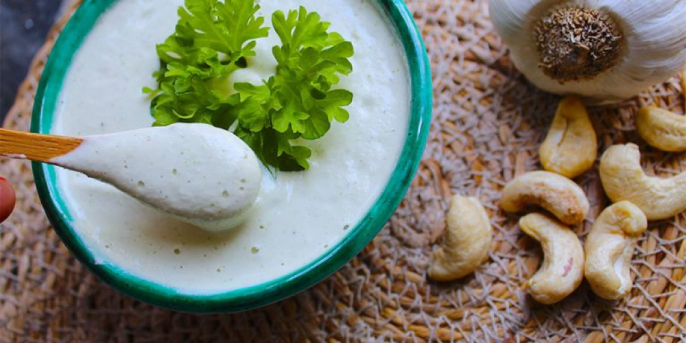 Cremet cashewdip med hvidløg og persille