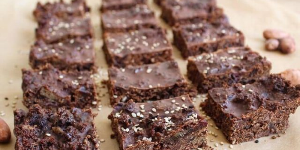 Tahinbrownie med kakaonibs