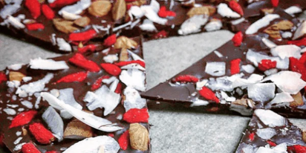 Chokoladebrud med mandler, gojibær og kokosflager