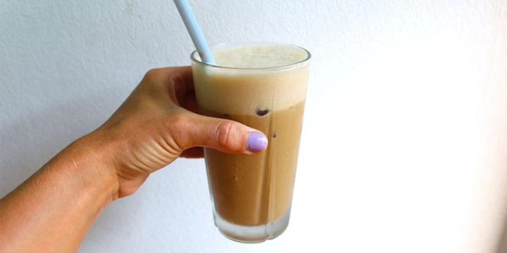 Iskaffe med mandelmælk