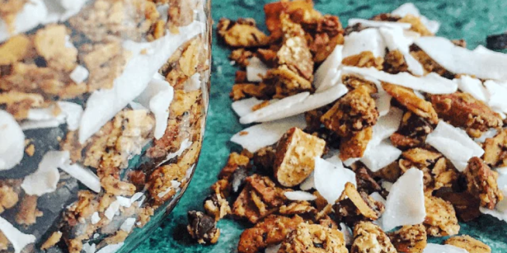 Granola med kokosflager og kakaonibs