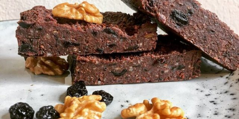 No bake valnøddebrownie med blåbær