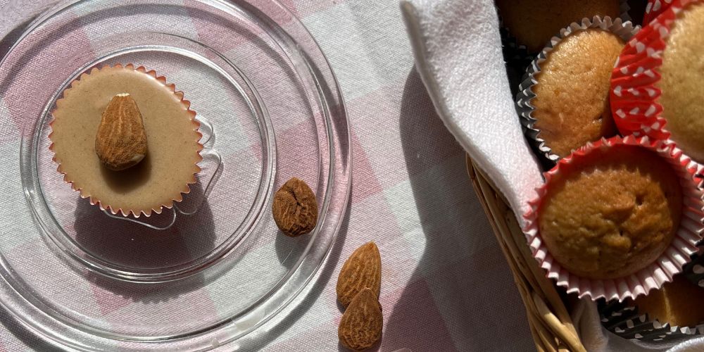 Lækre og bløde cupcakes med nødder og appelsin