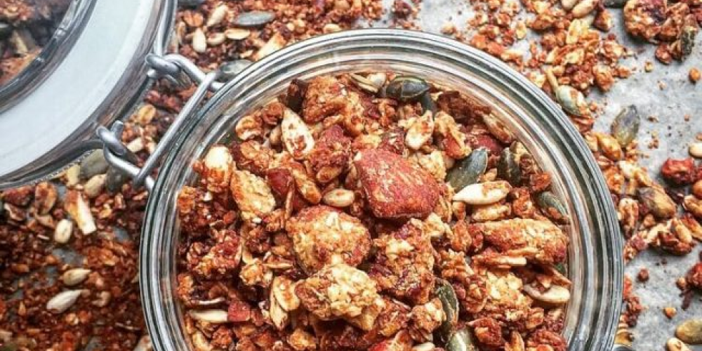 Peanutbutter granola med blandede nødder og kerner